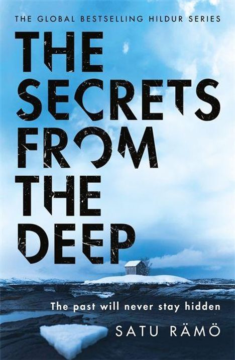 „THE SECRETS FROM THE DEEP. The past will never stay hidden. SATU RÄMÖ.“ Eine Hütte in winterlicher Landschaft.