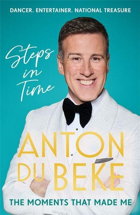 „Steps in Time“, „Anton Du Beke“, „The Moments That Made Me“. Ein lächelnder Mann im weißen Anzug mit schwarzer Fliege.