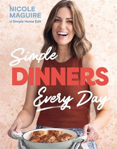 "Simple Dinners Every Day" in großen Buchstaben. Eine lächelnde Frau hält einen Auflauf in einer Schüssel.