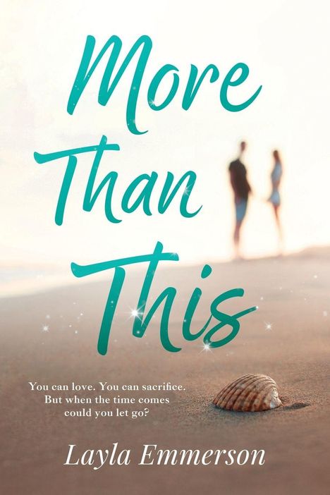 „More Than This. You can love. You can sacrifice. But when the time comes could you let go? Layla Emmerson.“ Zwei unscharfe Personen im Hintergrund, Muschel im Sand.