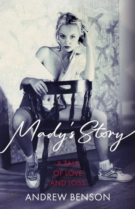 „Mady's Story: A Tale of Love and Loss“ von Andrew Benson. Frau auf Stuhl, lässige Kleidung, schwarz-weiß.