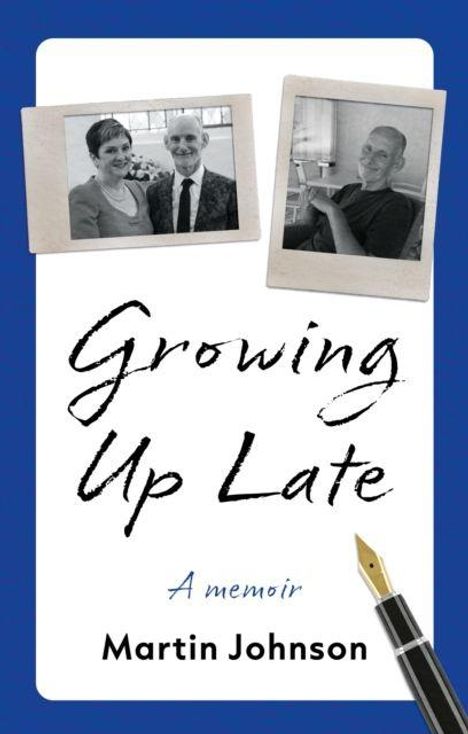 Texte: "Growing Up Late", "A memoir", "Martin Johnson". Zwei Polaroid-Fotos und ein Füller auf dunklem Hintergrund.