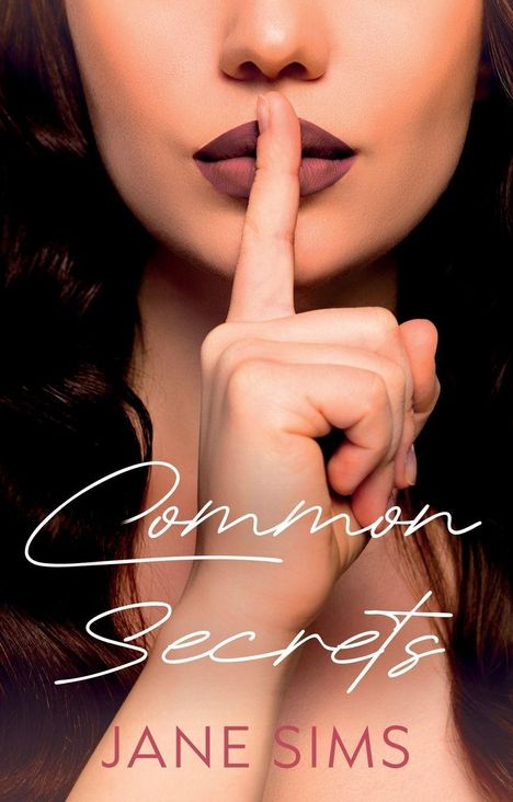 „Common Secrets“ und „Jane Sims“. Eine Frau berührt ihre Lippen mit einem Finger in einer Geste der Stille.