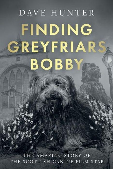 Texte: "DAVE HUNTER", "FINDING GREYFRIARS BOBBY", "THE AMAZING STORY OF THE SCOTTISH CANINE FILM STAR". Darstellung: Hund, Gebäude.