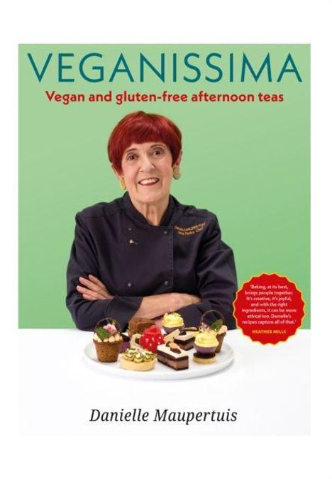 "VEGANISSIMA: Vegan and gluten-free afternoon teas." Danielle Maupertuis lächelt in Kochkleidung vor veganen Kuchen.