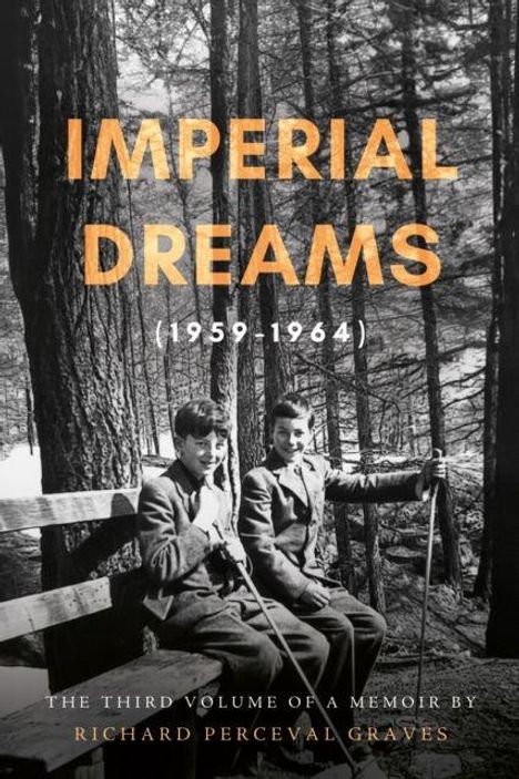 "Imperial Dreams (1959–1964)" von Richard Perceval Graves; zwei Männer sitzen auf einer Bank im Wald.