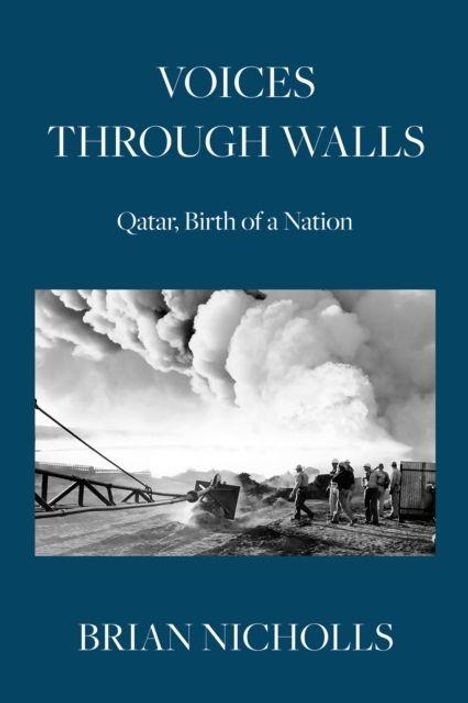 "Voices Through Walls", "Qatar, Birth of a Nation", "Brian Nicholls". Schwarz-Weiß-Foto von Arbeitern und Rauch.