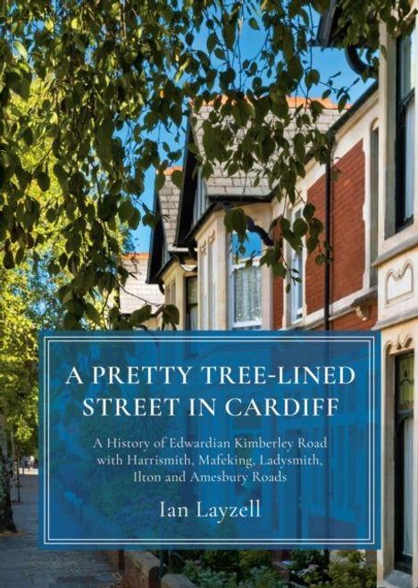 Text: "A Pretty Tree Lined Street in Cardiff" von Ian Layzell. Historische Ansicht einer baumgesäumten Straße mit Ziegelhäusern.