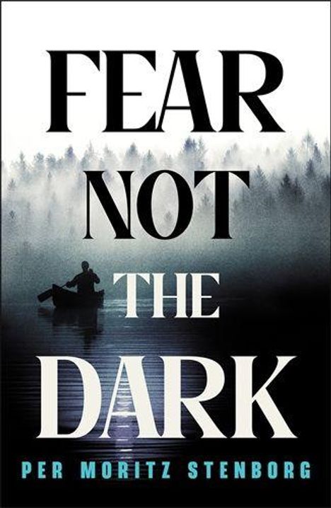 "FEAR NOT THE DARK" von Per Moritz Stenborg. Schattenhafte Silhouette eines Bootsfahrers vor nebligem Wald.