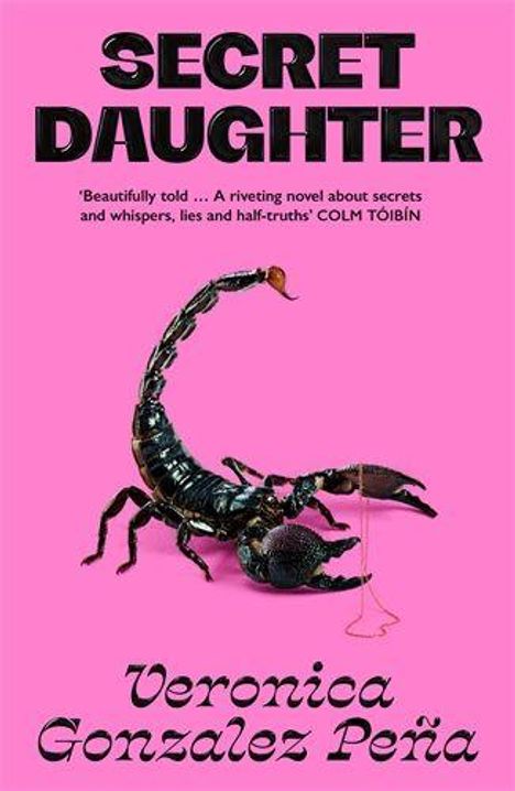 "SECRET DAUGHTER" und "Veronica Gonzalez Peña" vor pinkem Hintergrund mit einem schwarzen Skorpion.