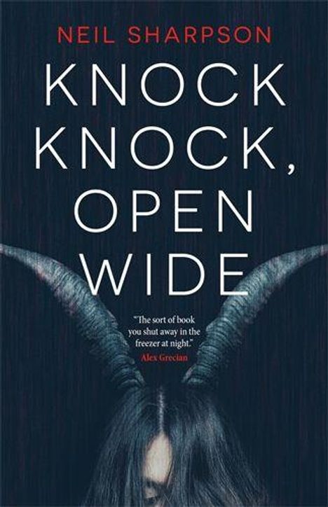 "NEIL SHARPSON KNOCK KNOCK, OPEN WIDE" wird gezeigt. Dunkler Hintergrund mit großen, geschwungenen Hörnern.