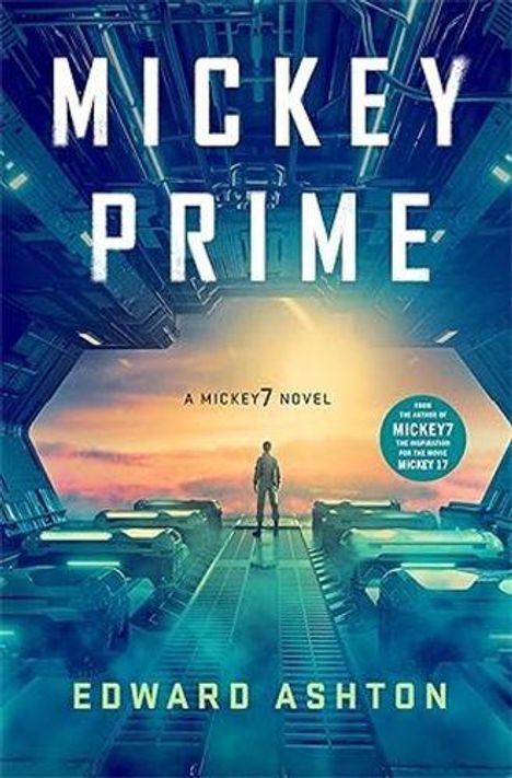 "Mickey Prime", ein Sci-Fi-Roman von Edward Ashton. Ein Mensch steht in futuristischer Halle mit Technik.