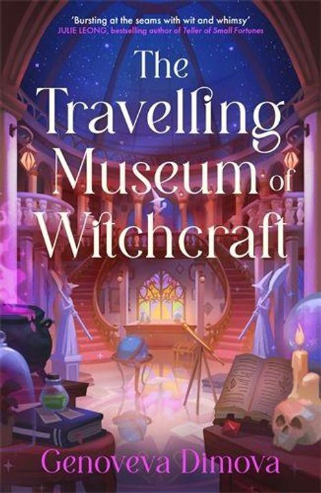 "The Travelling Museum of Witchcraft", Genoveva Dimova. Bunte, magische Bibliothek mit Büchern, Tränken und Kerzen.