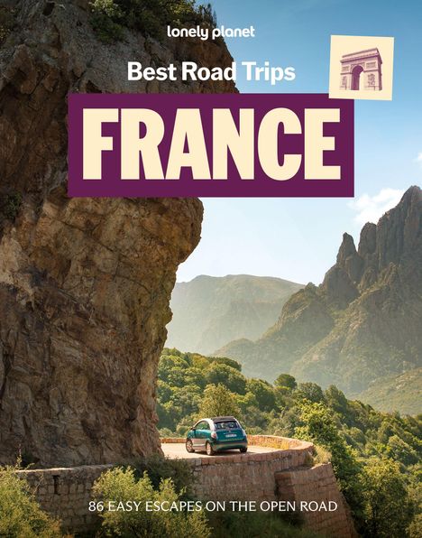 Best Road Trips FRANCE. Ein grünes Auto fährt auf einer kurvenreichen Bergstraße mit üppiger Vegetation.