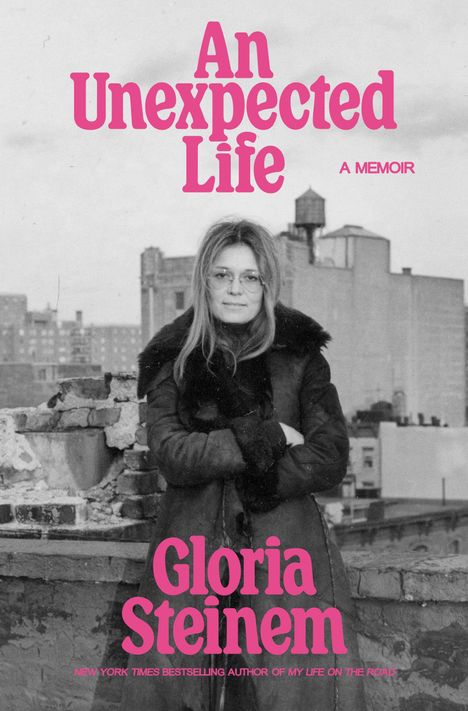 Text: "An Unexpected Life - A Memoir - Gloria Steinem." Eine Frau steht mit verschränkten Armen vor einer städtischen Kulisse.