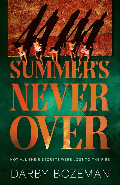 „SUMMER'S NEVER OVER“ steht groß in orange. Vier Menschen werfen lange Schatten auf einen orangen Boden.