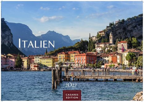 "ITALIEN", "2027", "CASARES EDITION". Malerische Küstenstadt mit bunten Häusern und Bergkulisse am Wasser.