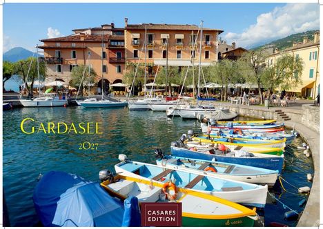 Text: „Gardasee 2027“ und „Casares Edition“.  

Bunte Boote im Vordergrund, Gebäude und Bäume im Hintergrund.
