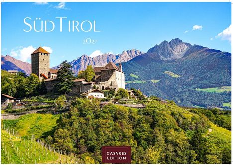 "Südtirol 2027" über einer Burg auf einem Hügel, umgeben von grünen Wäldern und majestätischen Bergen im Hintergrund.