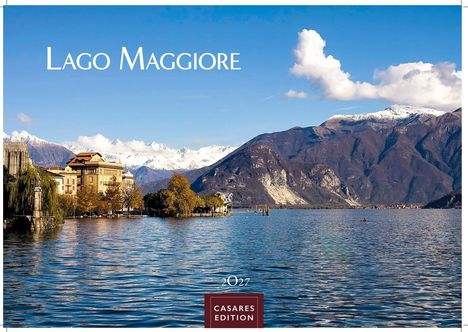 Lago Maggiore Schriftzug über einer Landschaft mit See, Gebäuden und schneebedeckten Bergen im Hintergrund. CASAES EDITION.