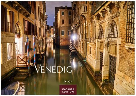 Venedig 2027 Casares Edition. Ein venezianischer Kanal bei Nacht, umgeben von alten, beleuchteten Gebäuden.