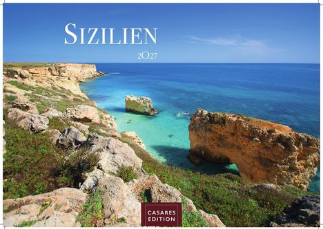 Oben steht "Sizilien 2027". Unten ein Logo "Casares Edition". Küstenlandschaft mit Klippen und türkisblauem Meer.