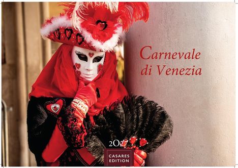 "Carnevale di Venezia 2027. Casares Edition". Person in rotem Karnevalskostüm mit Maske, Federn und Bordüren.