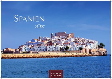 "Spanien 2027" und "CASARES EDITION". Küstenstadt mit weißen Häusern auf einem Hügel am Meer unter blauem Himmel.