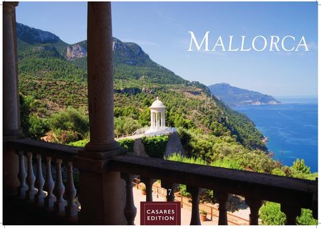 Text: "MALLORCA", "2027", "CASARES EDITION". 

Aussicht auf grüne Hügel und blaues Meer von einer Balkonterasse.
