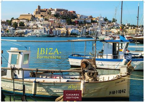 Text: "IBIZA + Formentera", "2027", "CASARES EDITION". Fischerboote im Hafen, dahinter eine hügelige Stadtlandschaft.