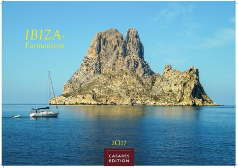 Text: "IBIZA + Formentera", "2027", "CASARES EDITION". Ein Segelboot vor einem großen Felsen im Meer.
