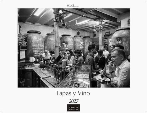 "Tapas y Vino", "2027". Menschen genießen Essen und Trinken in einer gemütlichen Bar mit großen Keramikkrügen.
