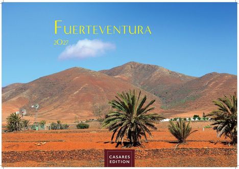 "Fuerteventura 2027" in gelbem Text. Wüstenlandschaft mit Palmen und Bergen unter klarem Himmel.