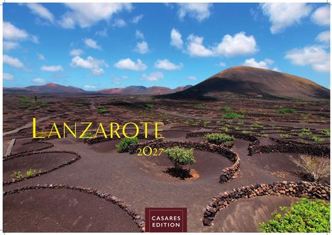 Text: "LANZAROTE 2024", "CASARES EDITION." Landschaft mit Vulkanhügel, trockenem Boden und vereinzeltem Grün unter blauem Himmel.