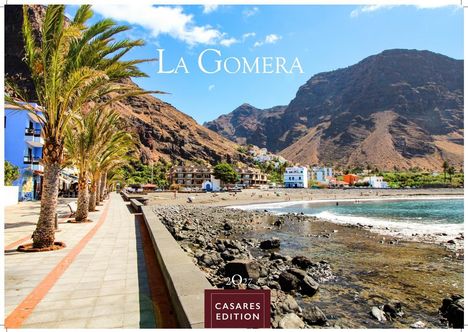 "LA GOMERA", "20x7 CASAES EDITION". Strandpromenade mit Palmen, Meer, schwarzer Lavasteinküste, Berge im Hintergrund.