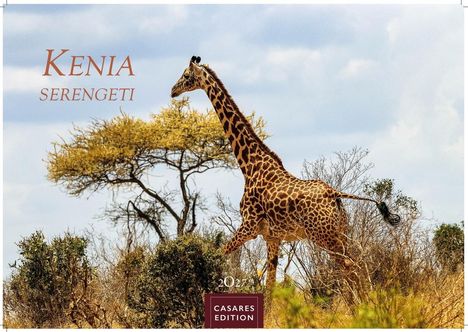 "Kenia Serengeti 2024 CASAES EDITION." Eine Giraffe läuft durch eine savannenartige Landschaft mit Bäumen.