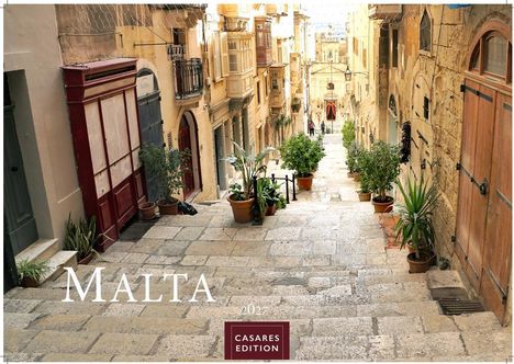 Text: "Malta 2024, Casares Edition." Pflastersteingasse mit Pflanzen, alten Gebäuden und Balkonen.