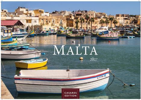 "MALTA 2027" und "CASARES EDITION". Ansicht eines Hafens mit bunten Booten und historischen Gebäuden im Hintergrund.