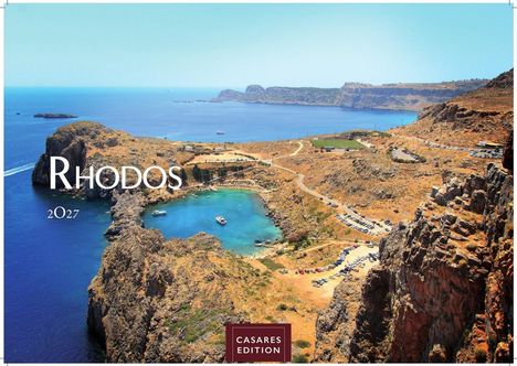 Rhodos 2027. Casares Edition. Küstenlandschaft mit türkisblauem Meer und steilen, felsigen Klippen. Boote im Wasser.