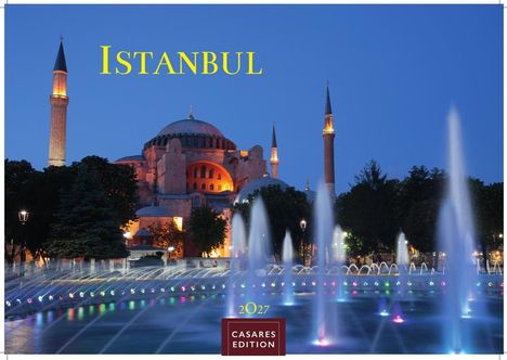 „ISTANBUL“, „2027“ und „CASARES EDITION“. Beleuchtete Moschee mit Minaretten und farbigen Springbrunnen im Vordergrund.