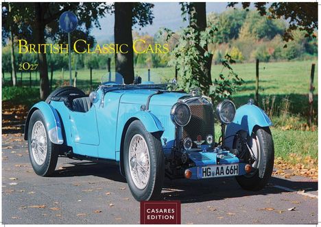 Text: „British Classic Cars 2027, Casares Edition.“  
Ein blauer Oldtimer steht auf einer Straße im Herbst.