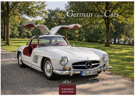"German Classic Cars" und "2027." Ein weißer Oldtimer mit hochgeklappten Flügeltüren steht auf einer Allee, umgeben von Bäumen.