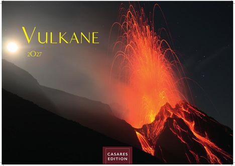 "Vulkane 2027", Casares Edition. Ein Vulkan eruptiert, Lava strömt heraus, beleuchtet die Nacht mit intensivem Rot.