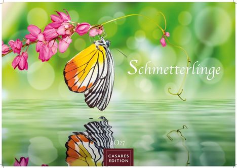 Text: "Schmetterlinge" und "2027". Ein orange-schwarzer Schmetterling hängt an pinken Blüten über Wasser. Grüner Hintergrund.