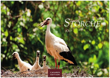 Text: Störche 2027, Casares Edition. Ein Storch mit drei Küken in einem Nest, umgeben von grünen Bäumen.