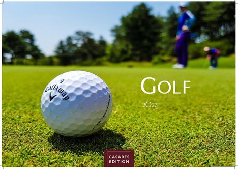 Text: "Golf 2027", "Casares Edition". Vordergrund: Golfball auf grünem Rasen. Hintergrund: Golfer in unscharfer Naturkulisse.