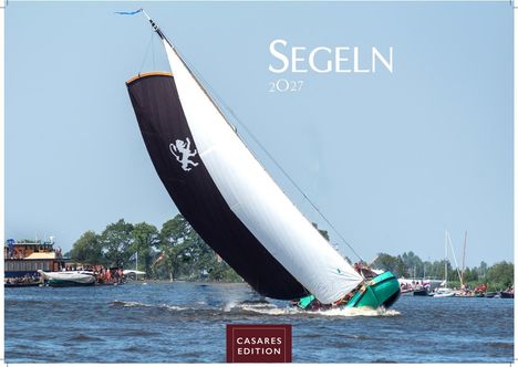 "Segeln 2027" oben, "CASARES EDITION" unten. Ein Segelboot neigt sich im Wind auf dem Wasser, Zuschauer am Ufer.