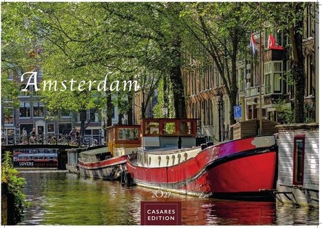 "Amsterdam 2027, Casares Edition." Boote entlang eines Kanals mit Bäumen und traditioneller Architektur.