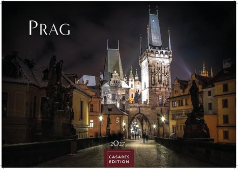 Prag 2027. Casares Edition. Eine nächtliche Stadtansicht mit beleuchteten Türmen und historischer Architektur.