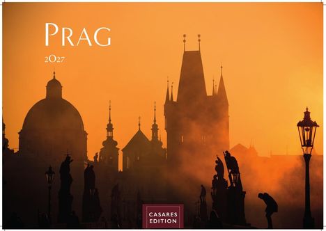Prag 2027. Silhouetten von Türmen und Statuen bei Sonnenuntergang, mit einem orangefarbenen Himmel im Hintergrund.